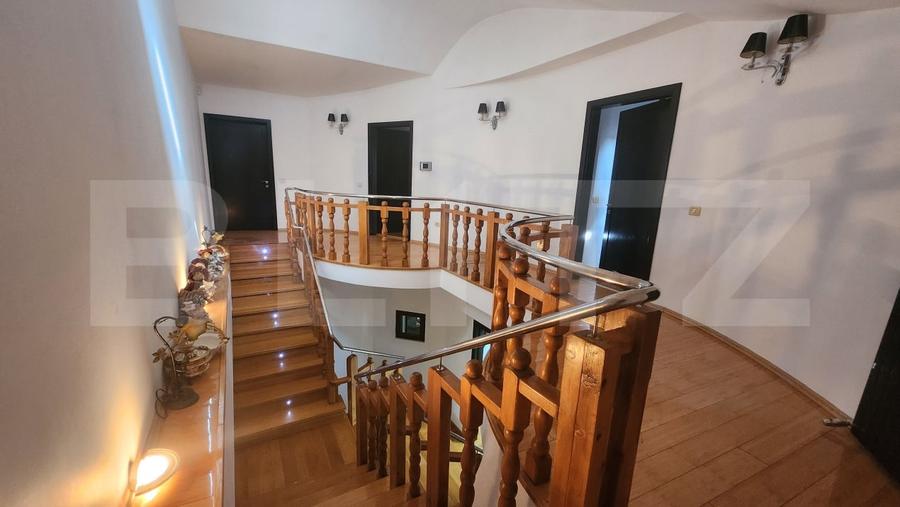 Casă individuală cu 7 camere cu Canalizare în Central