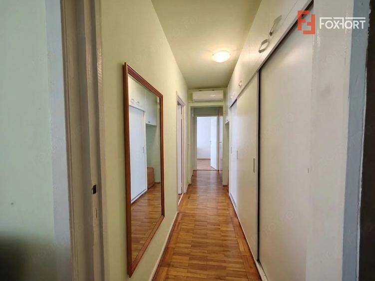 Apartament cu 3 camere semidecomandat în Girocului