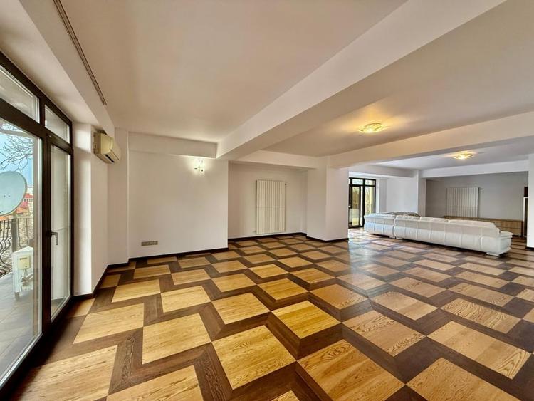 Penthouse cu 4 camere decomandat în Aviatorilor