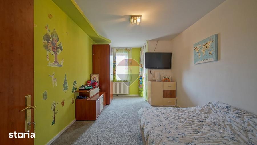 Casă cu 7 camere cu Teren 300 Mp în Central