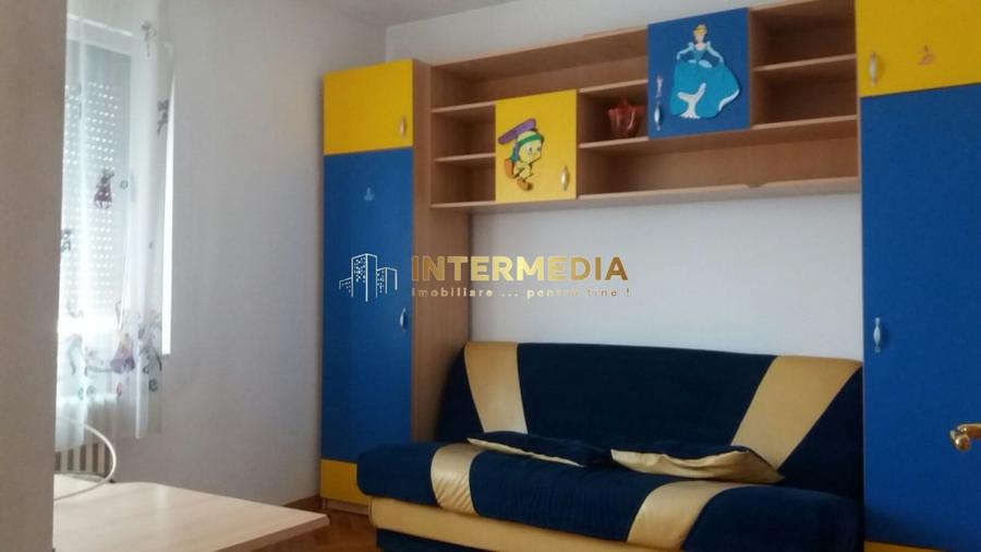 Apartament cu 4 camere decomandat, mobilat în Cetate