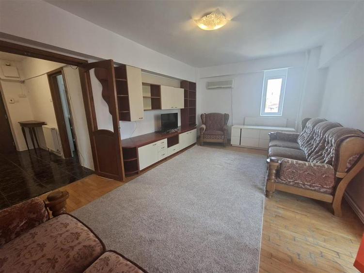 Apartament cu 3 camere decomandat, mobilat în Centru Civic