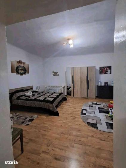 Casă cu 7 camere cu Teren 2500 Mp în Brateiu
