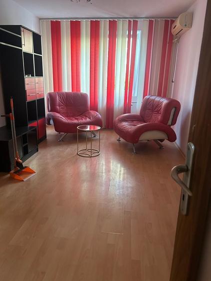 Apartament cu 3 camere semidecomandat în Titan