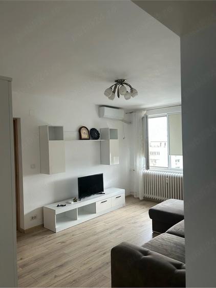 Apartament cu 3 camere semidecomandat în Colentina
