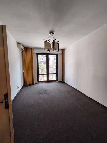 Apartament cu 4 camere circular în P-ța Romană