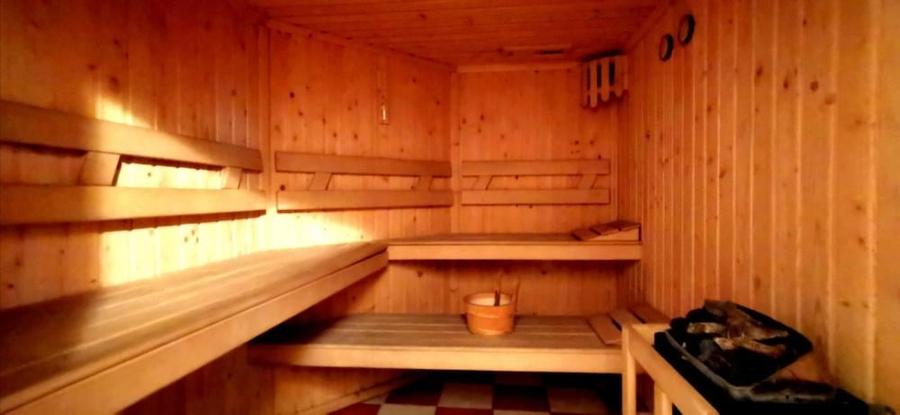 Casă individuală cu 8 camere cu Canalizare în Central