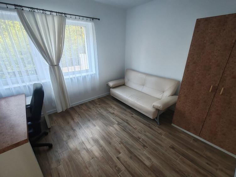 Apartament cu 3 camere decomandat, mobilat în Gruia