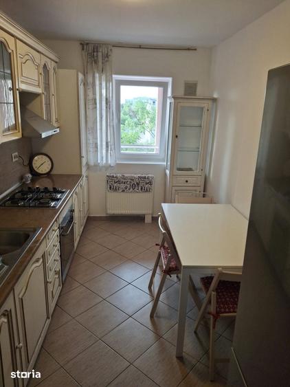 Apartament cu 3 camere decomandat în Pajura