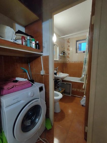 Apartament cu 3 camere semidecomandat în Tractorul