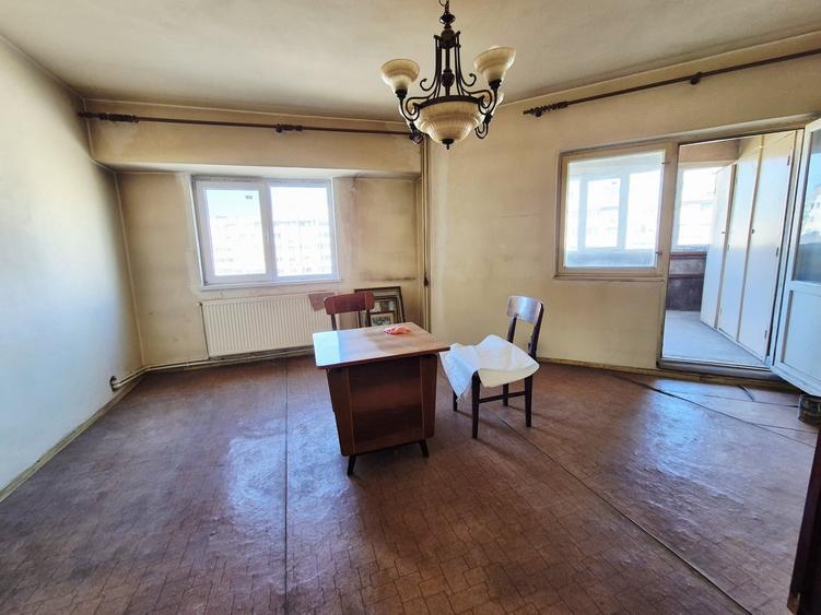 Apartament cu 3 camere decomandat în Trocadero