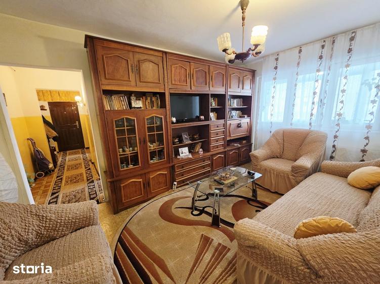 Apartament cu 3 camere semidecomandat, mobilat în Central