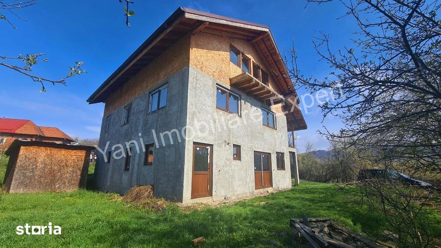Casă cu 6 camere cu Teren 1175 Mp în Corbi