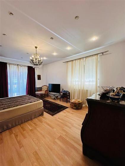 Casă cu 12 camere cu Canalizare în Central
