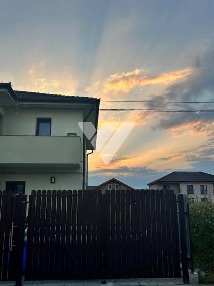 Duplex cu 4 camere cu Canalizare în Cristian