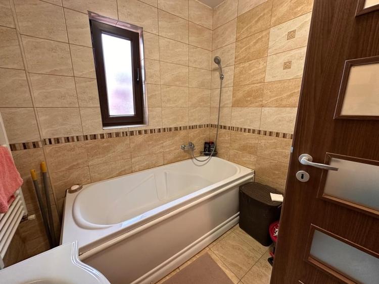 Apartament cu 3 camere semidecomandat, mobilat în Florești