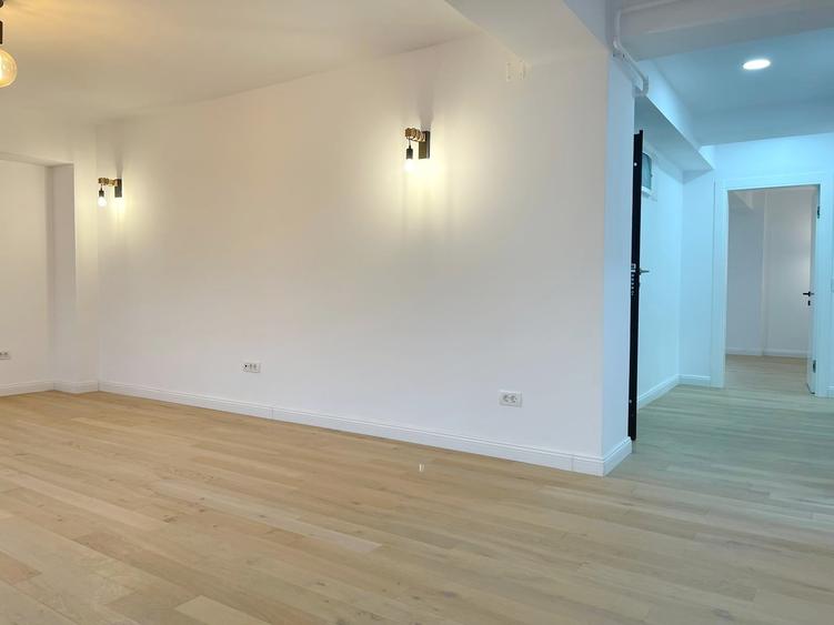 Apartament cu 3 camere decomandat în Polonă