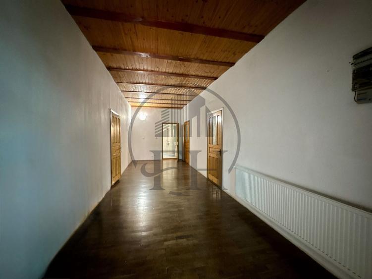 Casă individuală cu 15 camere cu Canalizare în Nord