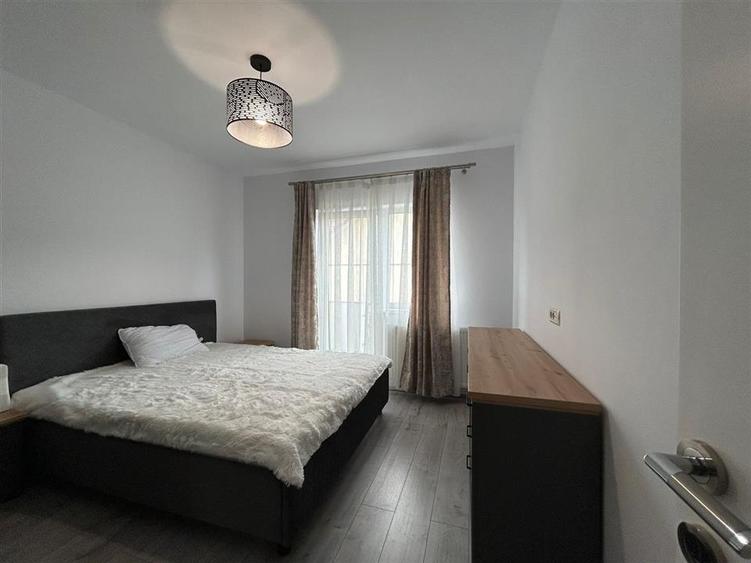 Duplex cu 4 camere cu Canalizare în Bucium