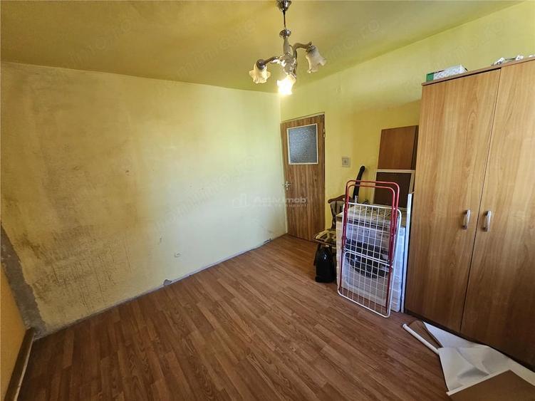 Apartament cu 3 camere semidecomandat în Cuptoare (Reșița)