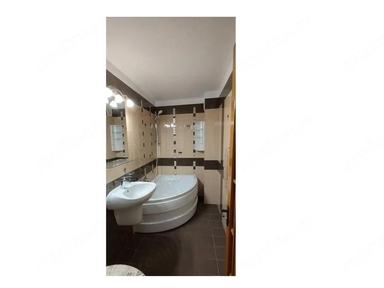 Apartament cu 3 camere decomandat în Nerva Traian