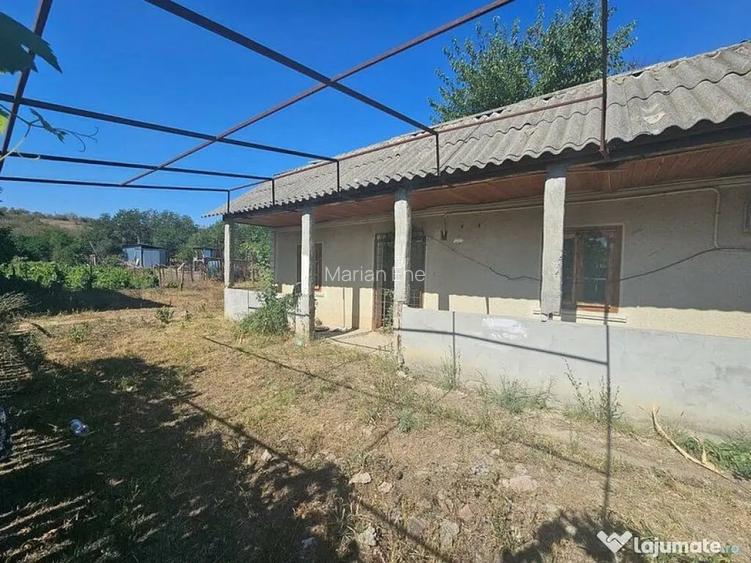 Teren 1800 mp + casa batraneasca - Fartanesti, jud. Galati