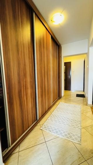 Apartament cu 3 camere semidecomandat, mobilat în Tineretului