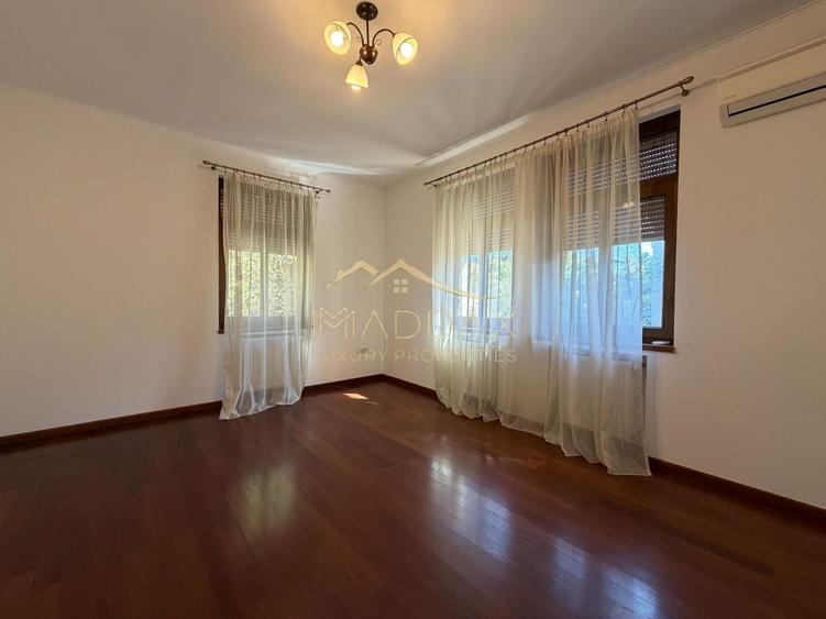 Casă individuală cu 4 camere decomandat cu Canalizare în Capitale