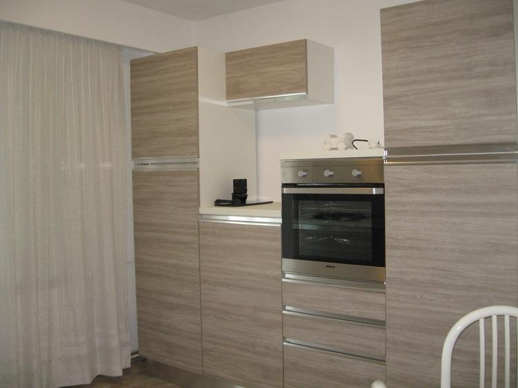 Apartament cu 3 camere semidecomandat în P-ța Dorobanți