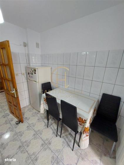 Apartament cu 3 camere decomandat, mobilat în Nicolina