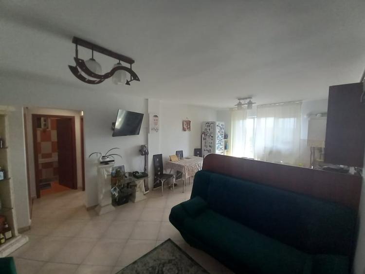 Apartament cu 3 camere semidecomandat, mobilat în Sud