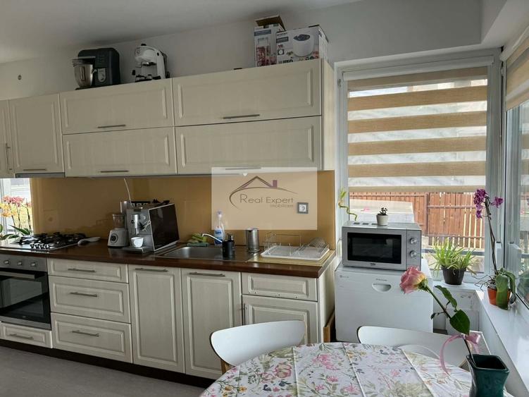 Apartament cu 3 camere decomandat în Europa