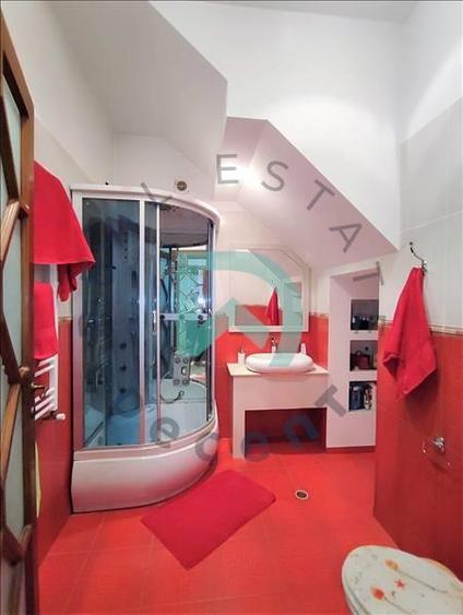 Casă individuală cu 10 camere cu Canalizare în Central