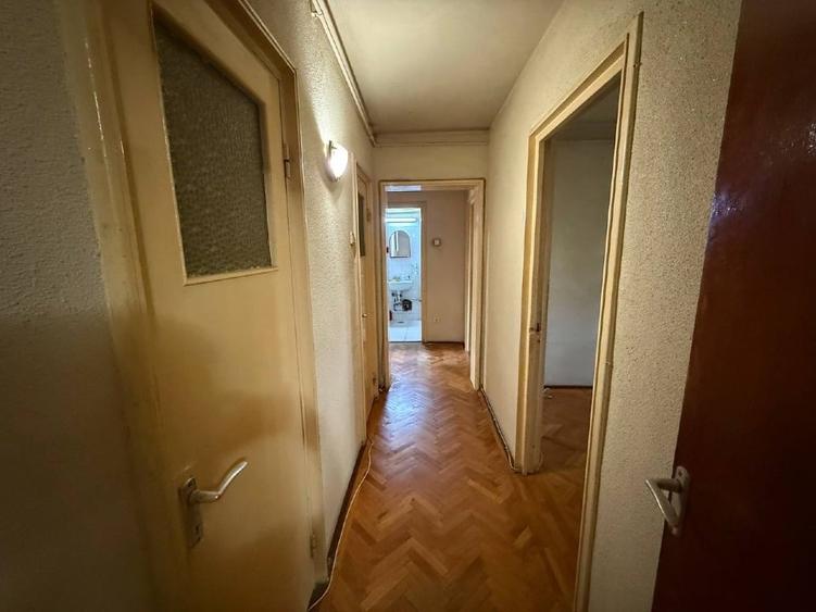Apartament cu 4 camere semidecomandat în Titan