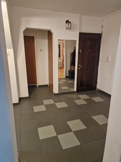 Apartament cu 4 camere semidecomandat, mobilat în Rahova