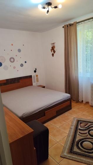 Apartament cu 3 camere semidecomandat în Obor