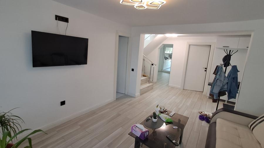 Casă cu 4 camere decomandat în Romanești