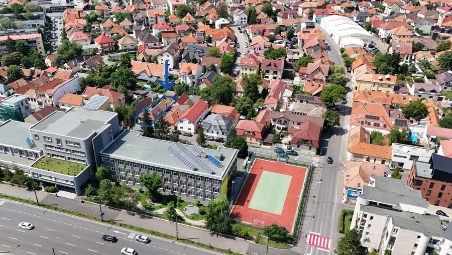 Casă individuală cu 7 camere cu Teren 319 Mp în Centrul Civic