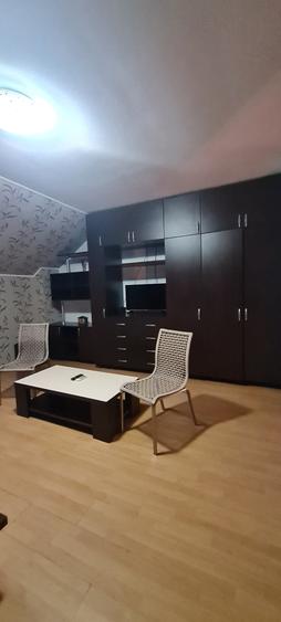 Casă cu 7 camere cu Teren 350 Mp în Est