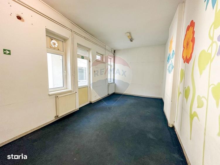 Spatiu comercial | doua cladiri, curte proprie | 300 mp | - 10