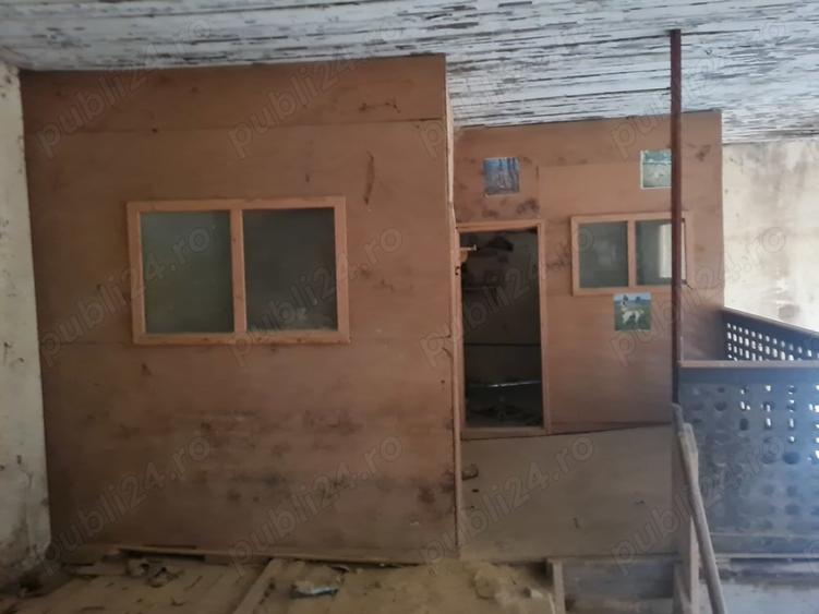 Casă cu 4 camere în Roman
