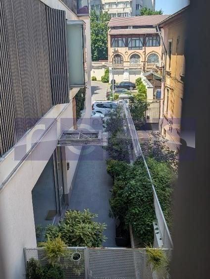 Apartament cu 3 camere semidecomandat, mobilat în P-ța Victoriei