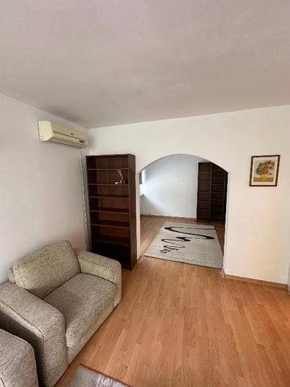 Apartament cu 3 camere semidecomandat, mobilat în Arcul de Triumf