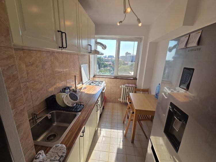 Apartament cu 3 camere semidecomandat, mobilat în Iancului