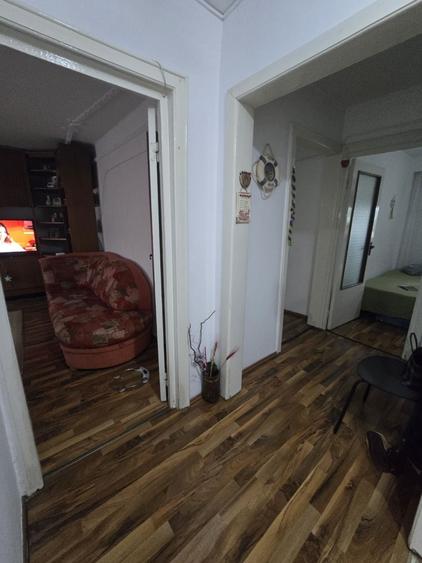 Apartament cu 3 camere decomandat în Girocului