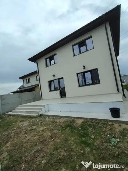 Casă cu 7 camere cu Teren 456 Mp în Malu Mare