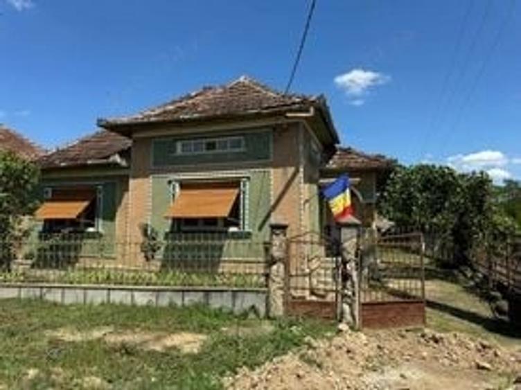 Casă cu 4 camere cu Teren 700 Mp în Hodișa