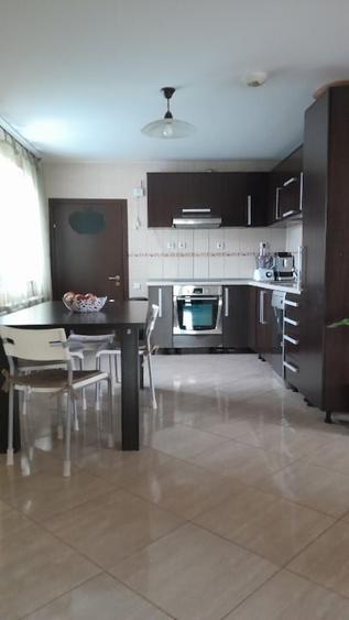Casă individuală cu 5 camere cu Canalizare în Glâmbocu