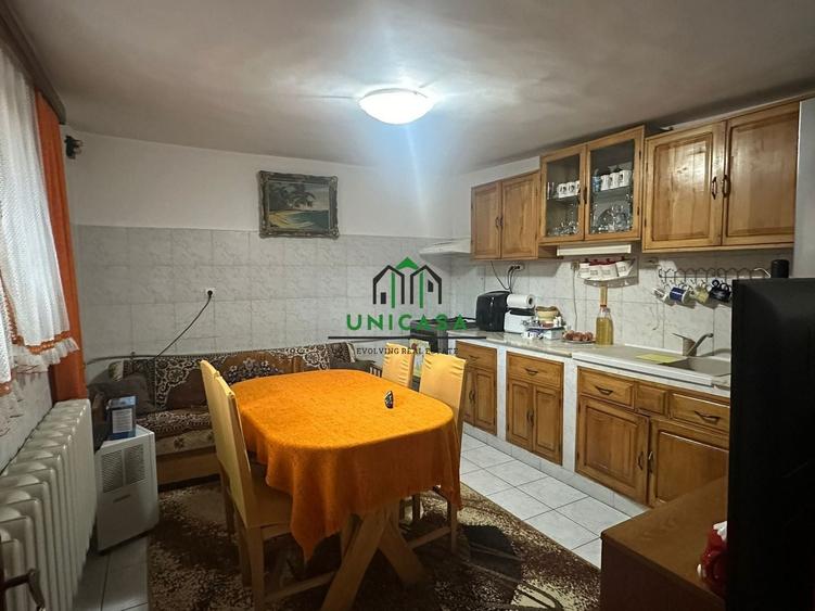 Casă individuală cu 8 camere cu Canalizare în Cetățuia