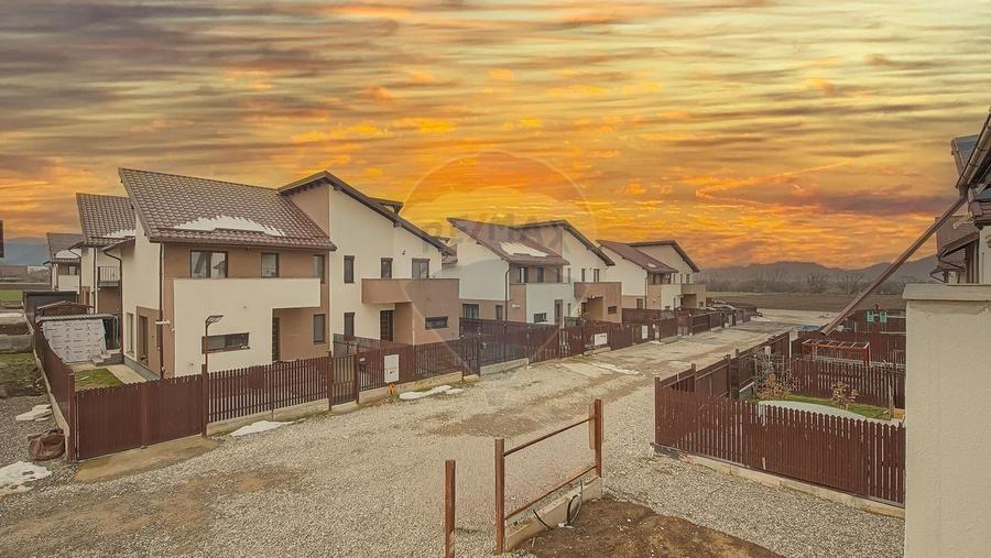 Casă cu 4 camere cu Teren 220 Mp în Baciu